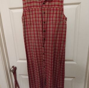 Sleeveless, long dress.